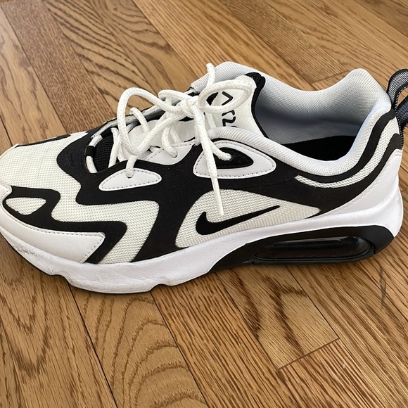 Nike black and white running shoes. Size 8.5, worn once. Perfect condition! - Picture 3 of 3